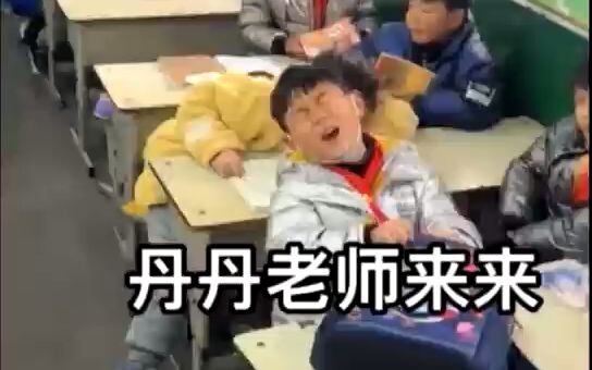 Bocah lelaki dengan gaya gagah memberikan camilan pada guru sambil berpesan: “Kalau cari pacar, cari