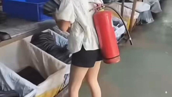 After a fire broke out at a shoe factory in Jinjiang, workers at neighboring factories were even for