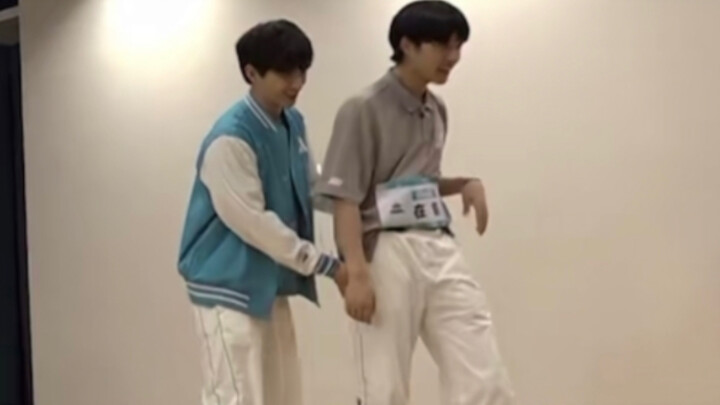 حصيلة تدريس الأستاذ تشانغ يوان – تعليم رقصة Handclap في معسكر الإبداع (تم قطع هذه الفقرة من الفيلم ا