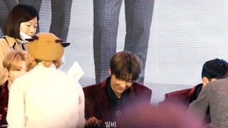 توقيع في تشينغداو—الجميع ينادي سو مينغ هاو، حتى أنّ شياو باي أصبح خجولاً من كثرة النداءات!