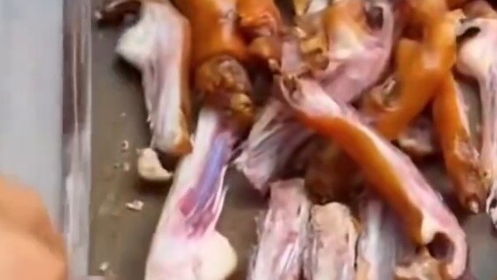 Foreign websites are hotly discussing the production process of dog paw stew in Guangxi, China, with