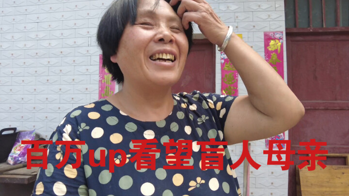 A blind mother offers her best to treat a million-follower UP master.