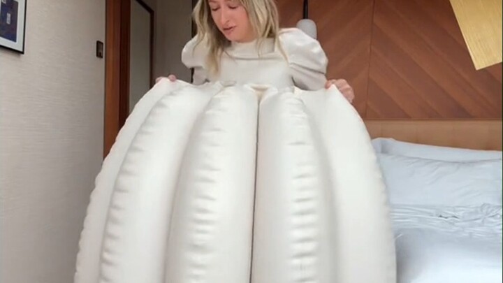The young lady bought an inflatable latex skirt online. Wearing it is like being tortured. After inf
