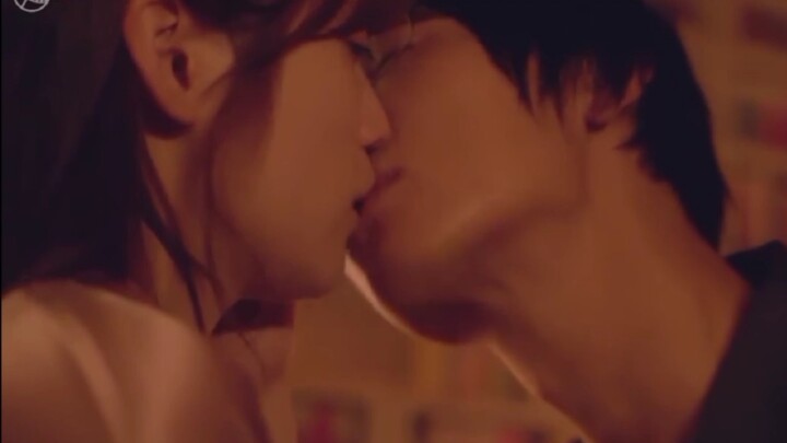 Nụ hôn nóng bỏng và quyến rũ trong phim truyền hình Nhật Bản