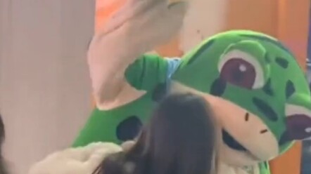 Cô gái vác điếu “thuốc lá” khổng lồ lao về phía chú ếch, rồi ngay giây sau nhét thẳng vào miệng ếch 