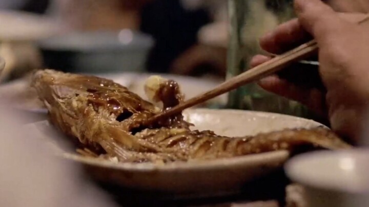 Tamu secara tak sengaja membalik ikan braised saat makan, tiba-tiba saja si anak langsung hancur dan