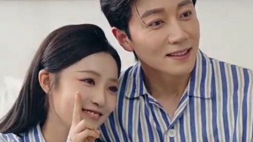 CEO kehilangan kontrol dan membuatnya hamil tiga anak kembar, dia dipenuhi cinta