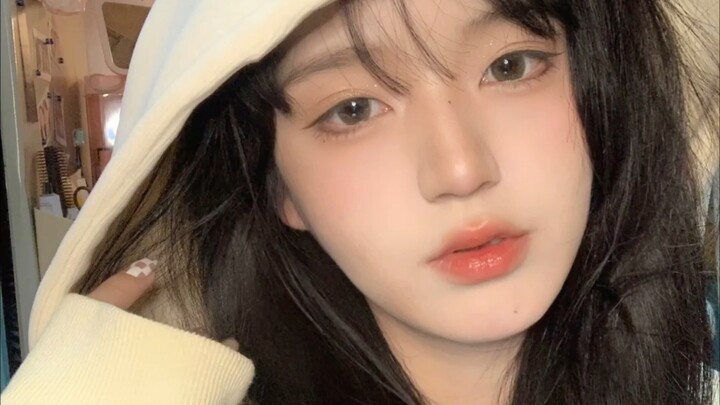 College Girl’s 10-Minute Chic Early-Class Makeup