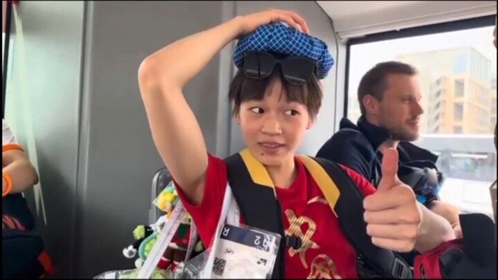 【Quan Hongchan】Lucu banget kayak tikus! Beraksi manja sama teman-teman asing sambil pamer medali ema