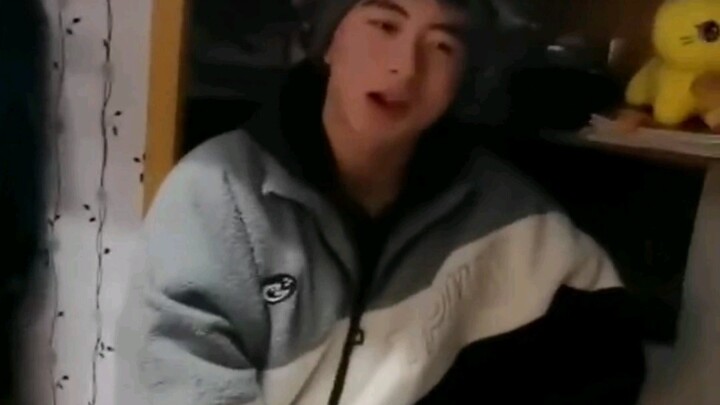 Sebuah tes kekuatan genggaman di asrama laki-laki