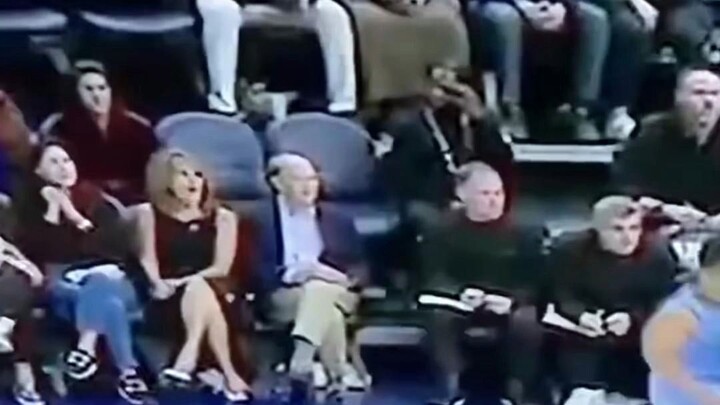 Selama perjalanan, aku terus mengawasinya.