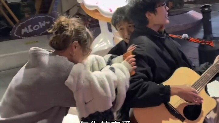 โลกของสามคนนั้นหรือว่าแออัดเกินไป