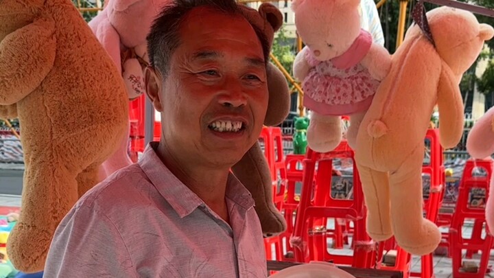 Anh chàng ném bóng khá giỏi và anh ấy nói sẽ đãi tôi bữa tối vào một ngày khác.