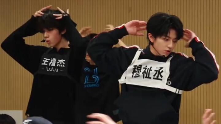 وَانغ لو جيه ومُو تشي تشينغ: النسخة الكاملة من البروفة المشتركة لأغنية «الشيطان القادم من الجنة»