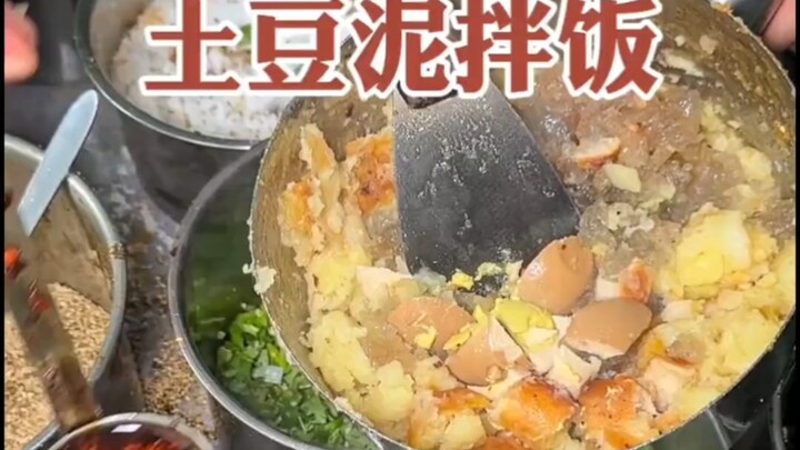 Nasi campur kentang tumbuk dengan daging cincang, ham, gula putih, dan bumbu cair—langsung bikin nag