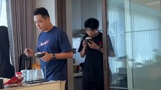 三个体育生儿子人高马大的一人端一碗饭，四菜一汤全部光盘 爸爸都不敢夹