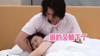 وضعية لي تشنغشوان وهو يوقظ تشي وي من النوم أوقعتني في الغرام تمامًا! فرحة الأخ تشي حقًا أكبر بكثير م