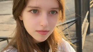 摄影师在俄罗斯偶遇一位女生，这颜值也太高了吧！