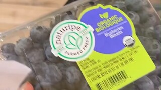 网友逛超市时不理解：为了环保不提供免费塑料袋了，产品却有很多塑料包装