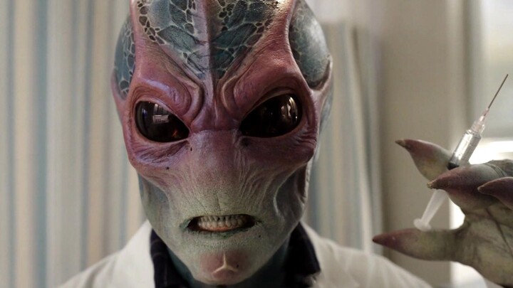 Gián điệp ngoài hành tinh cải trang thành bác sĩ loài người để tiêu diệt Trái Đất, nhưng quá trình l