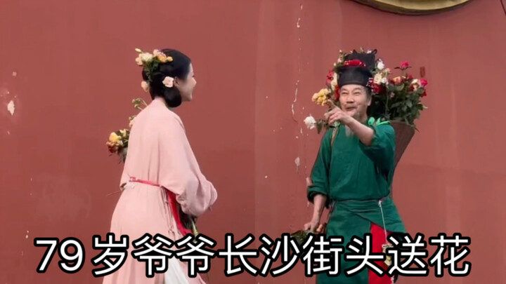 Kakek berbusana Hanfu berusia 79 tahun membagikan bunga di jalan-jalan Changsha