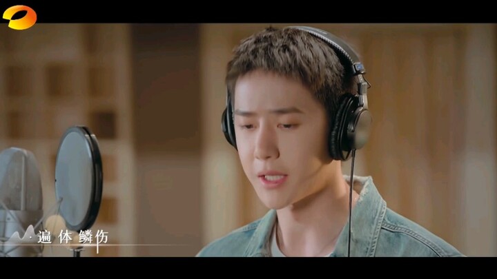 Wang Yibo performs the theme song “The Face of Youth” from the MV of “You at 28.” With the voice of 