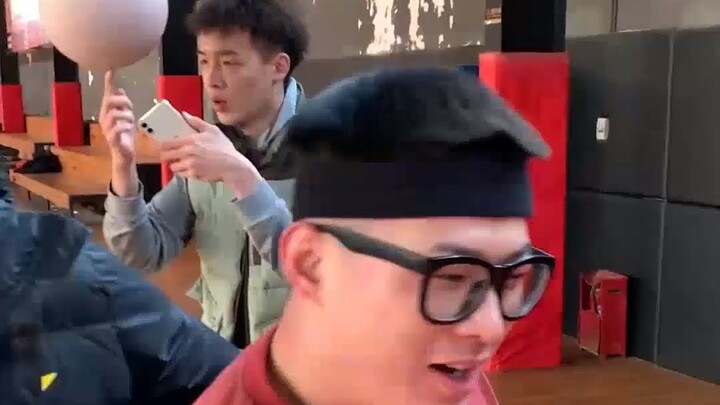 Perebutan posisi tertinggi adalah soal menjaga hubungan sosial dan kepekaan terhadap orang-orang di 