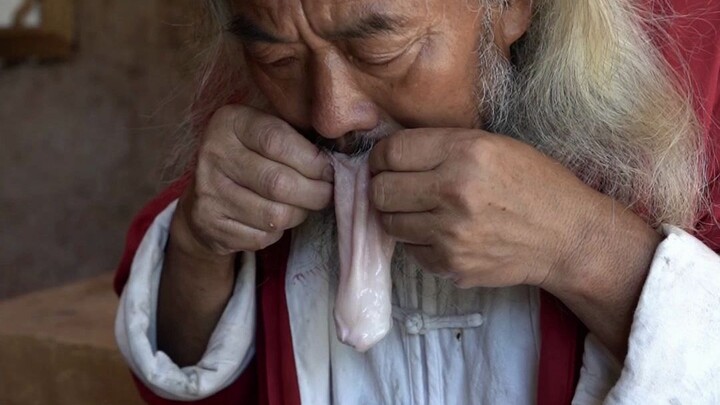 小时候经常尿床，爷爷就会给我烤猪尿泡，知道为什么吗