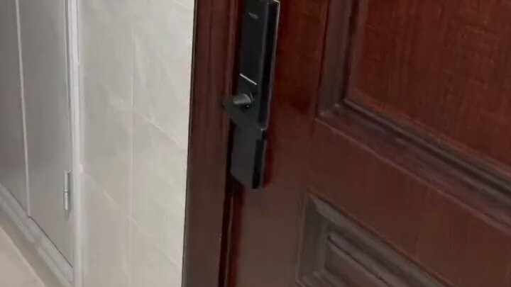 Phòng quân tử, không phòng tiểu nhân.