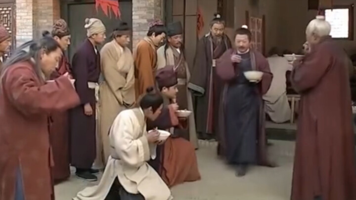 บะหมี่หนึ่งชามราคาสองออนซ์ทอง ลูกค้าชอบกินบนเข่า หมูถูกยัดจนตาย