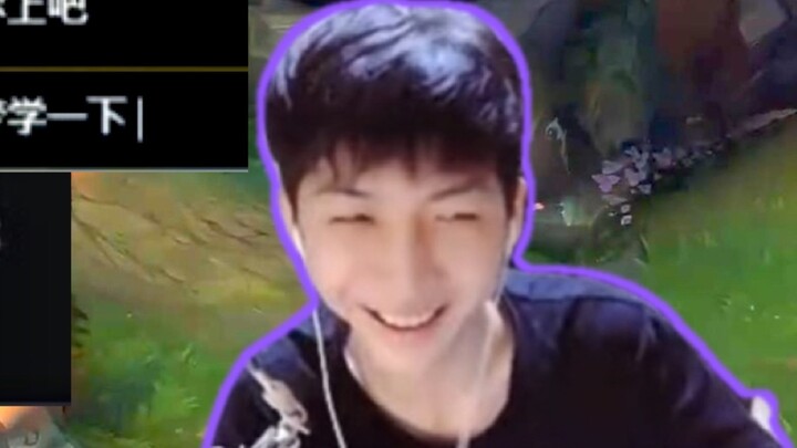 ลิตเติ้ลเฉาเหมิงเจอเพื่อนร่วมทีมที่มีฮีโร่กลุ่มเดียวกับเขา และคู่ต่อสู้ก็บังเอิญเป็นลิตเติ้ลเฉาเหมิง