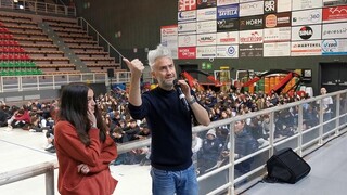 La lezione dell'influencer Vincenzo Schettini a 1.800 studenti di Pordenone