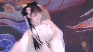Dewi kuno menari dengan anggun, dan tariannya begitu indah sehingga dapat memikat seluruh negeri