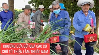 Thay mặt Khương Dừa trao quà bánh trung thu và bánh tráng cho các chú từ thiện làm thuốc nam