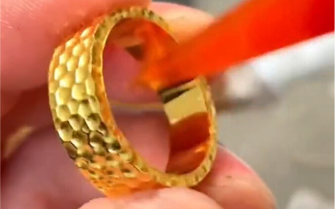 صنعت خاتمًا بتصميم مطرّق مميز.