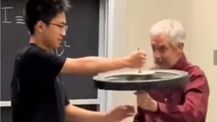 Dengan guru seperti ini, masih khawatir fisika tidak bisa dikuasai?