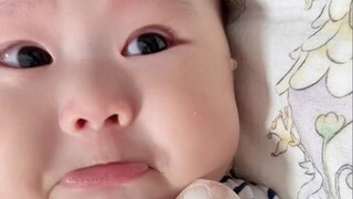 宝宝大晚上不睡觉，说两句还委屈的不行