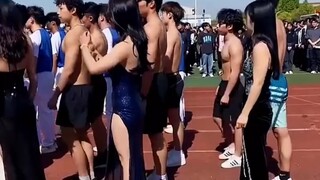 这学校附近的宾馆肯定很赚钱，学校军训时的新方阵，这阵容真强大，网友：这是哪个“技校”？