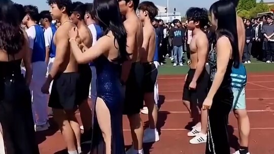 这学校附近的宾馆肯定很赚钱，学校军训时的新方阵，这阵容真强大，网友：这是哪个“技校”？