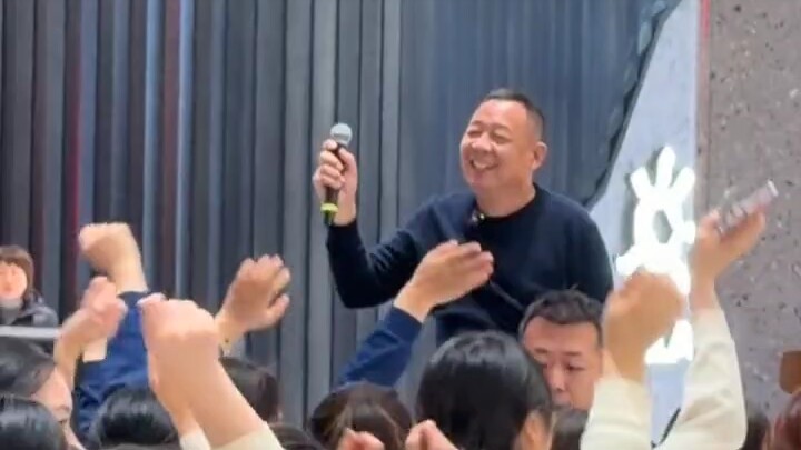 Toko baru Pang Donglai resmi dibuka, Kakak Donglai ajak para karyawan goyang bareng!