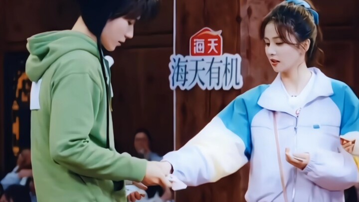 【张真源×白鹿】“你要什么 姐 你先提前说一下””他可是把苏炳添撕了”张真源os：嘿嘿嘿 冤种姐弟玩游戏那段我直接笑飞