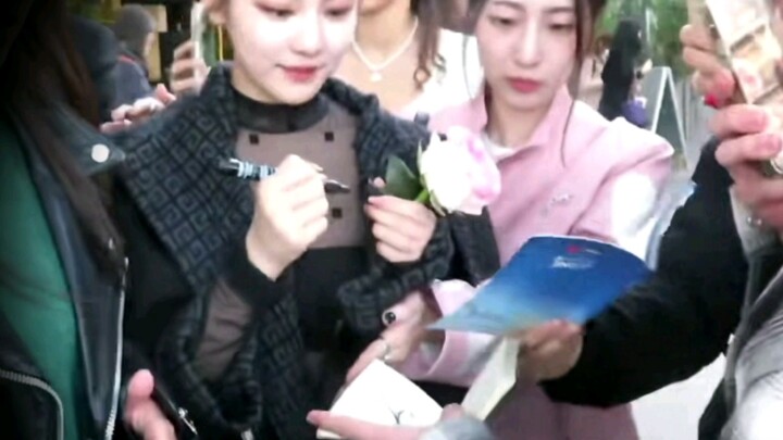 A Look at the Ultimate Contrasting Styles of Ning Yizhuo’s Two Male Fans—The Guy in the Back Is Basi