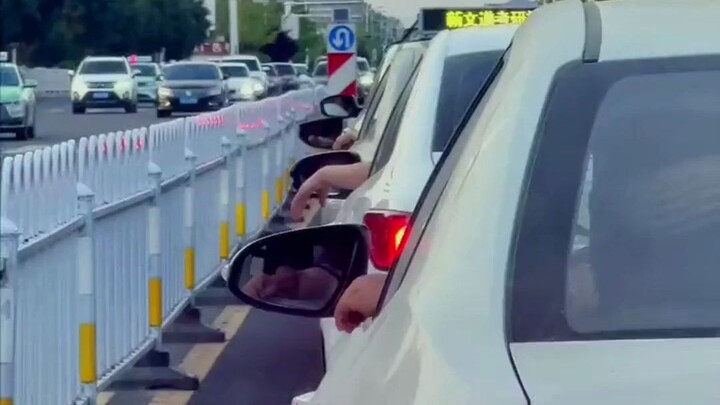 ความเข้าขากันของผู้ชายตอนรอไฟแดง ทั้งเท่ทั้งชิลสุดๆ