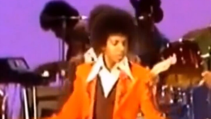 A brief analysis of why Michael Jackson's dance is difficult to copy or even dance out of the feelin
