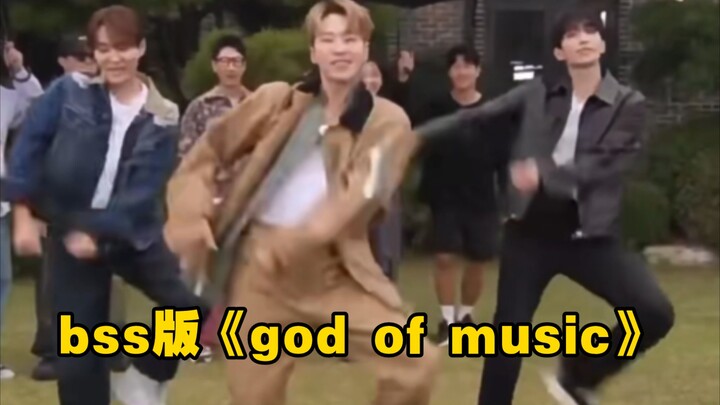 Wooseok dan Seungjun mendahului dengan menari lagu "god of music" milik senior SEVENTEEN di acara te