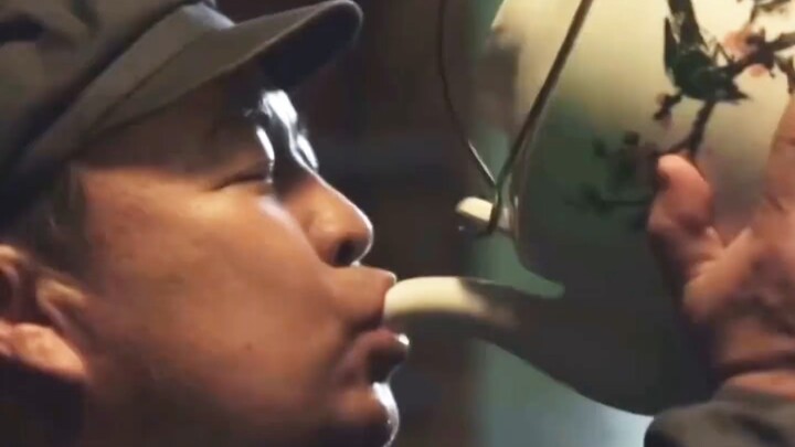 Người đàn ông mắc một căn bệnh lạ, ngày nào cũng uống rất nhiều nước.