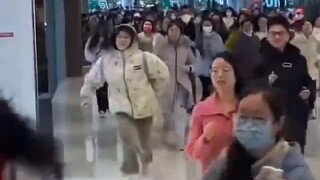 Trò đùa hoành tráng của năm 2024 xuất hiện, tôi cười trước vì kính trọng