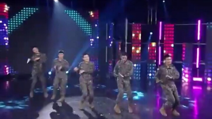 I can't believe what I'm seeing—a soldier-style klaxon!!! Dancing pretty well