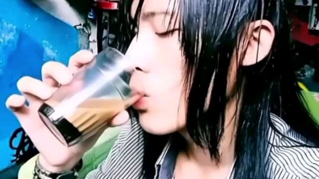 pas bnget cuaca dingin gni ngopi hot.