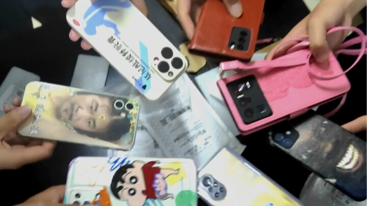 Teman sekamar saling membelikan casing ponsel, yang pertama aja udah nggak tahan ketawa!